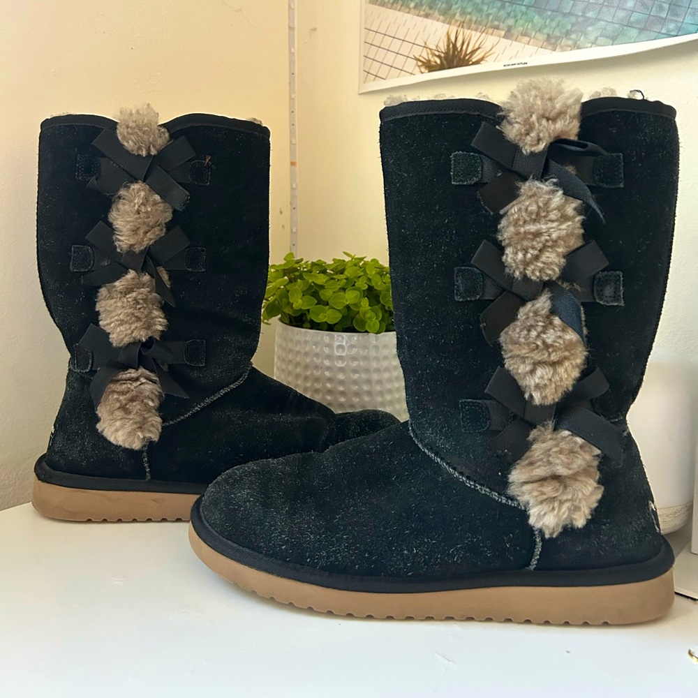 𝐊𝐎𝐎𝐋𝐀𝐁𝐔𝐑𝐑𝐀 ᵇʸ 𝐔𝐆𝐆
slip on tall black UGG boots